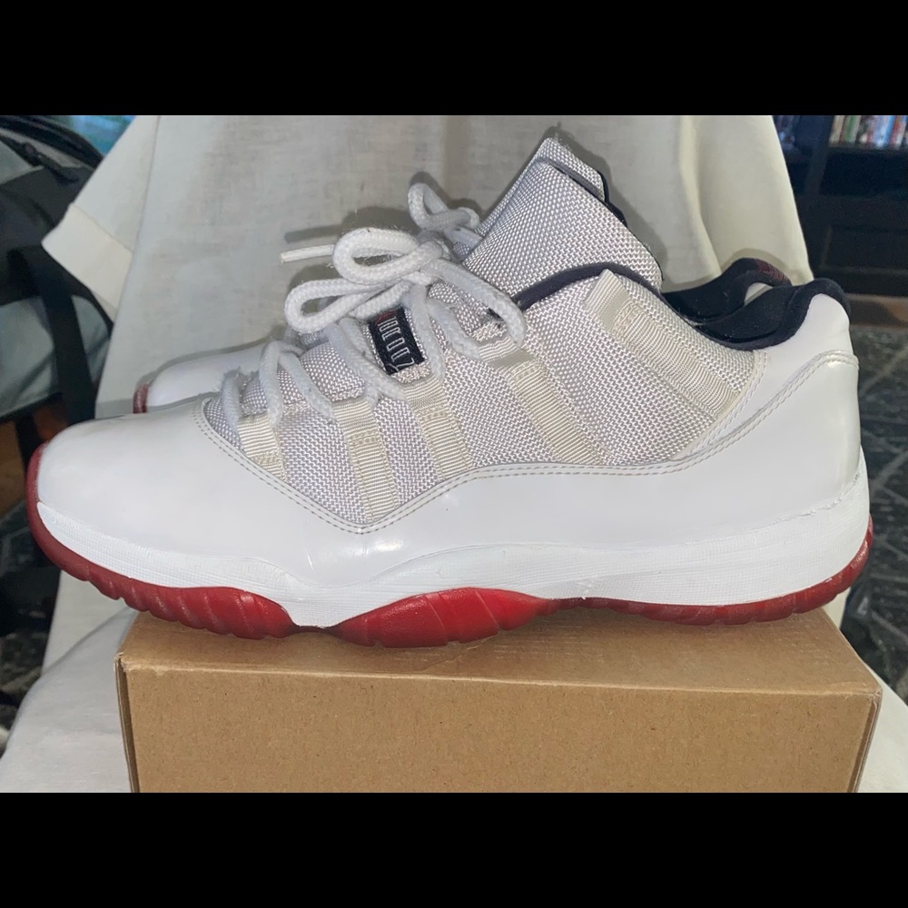 Jordan 11 low- white reds(2012)